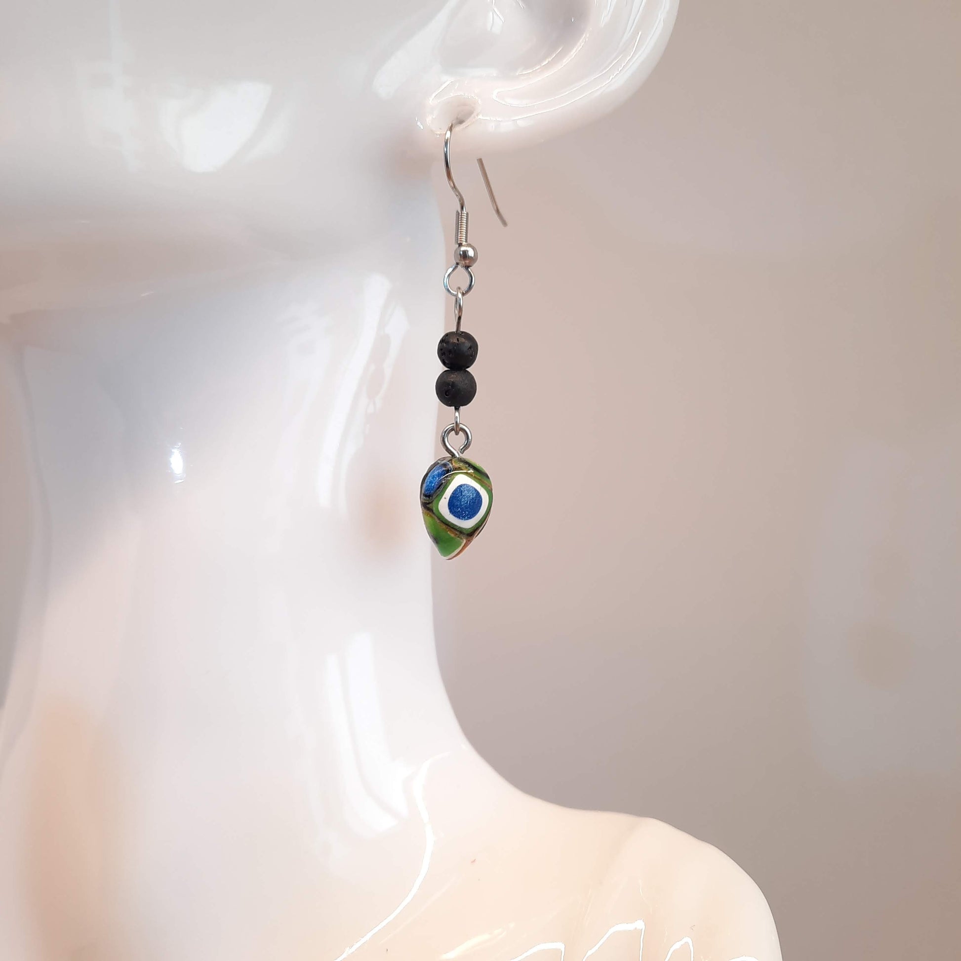 Pendientes Lágrima Arcoíris Con Ganchos Y Bolitas De Lava