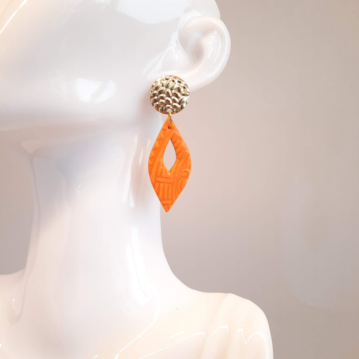Pendientes Madrid Naranja con Base Dorada