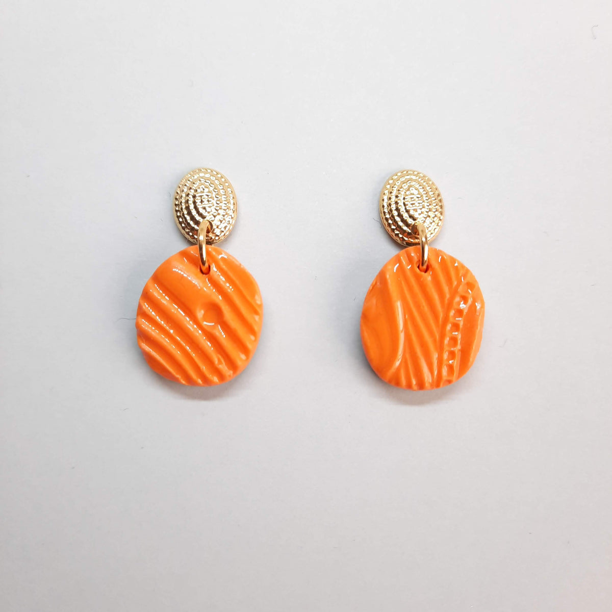 Pendientes Mimosa Naranja con Base Dorada