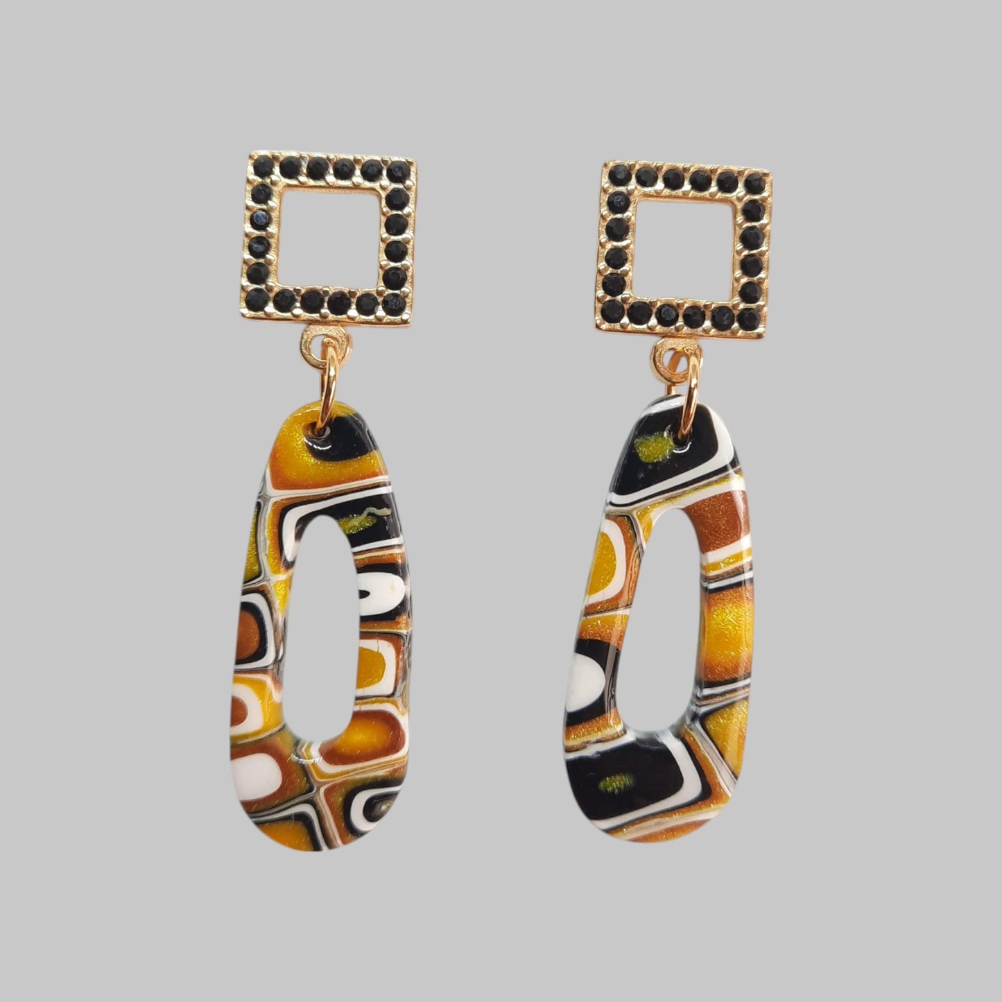 Pendientes Modernos Medianos Amarillo Antiguo con Base Dorada y Strass