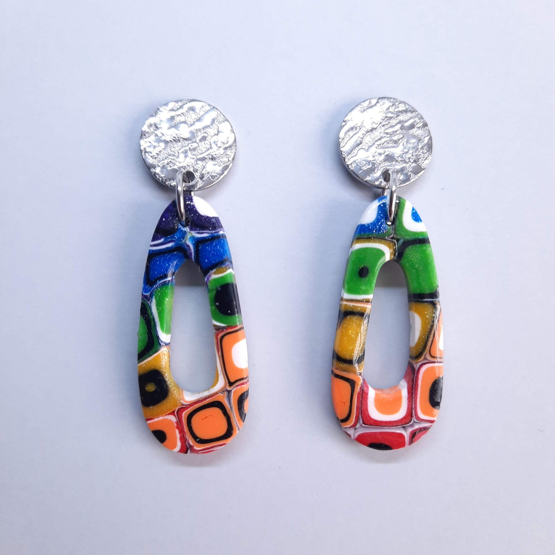 Pendientes Modernos Medianos Arcoíris Con Base Plateada