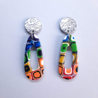 Pendientes Modernos Medianos Arcoíris Con Base Plateada