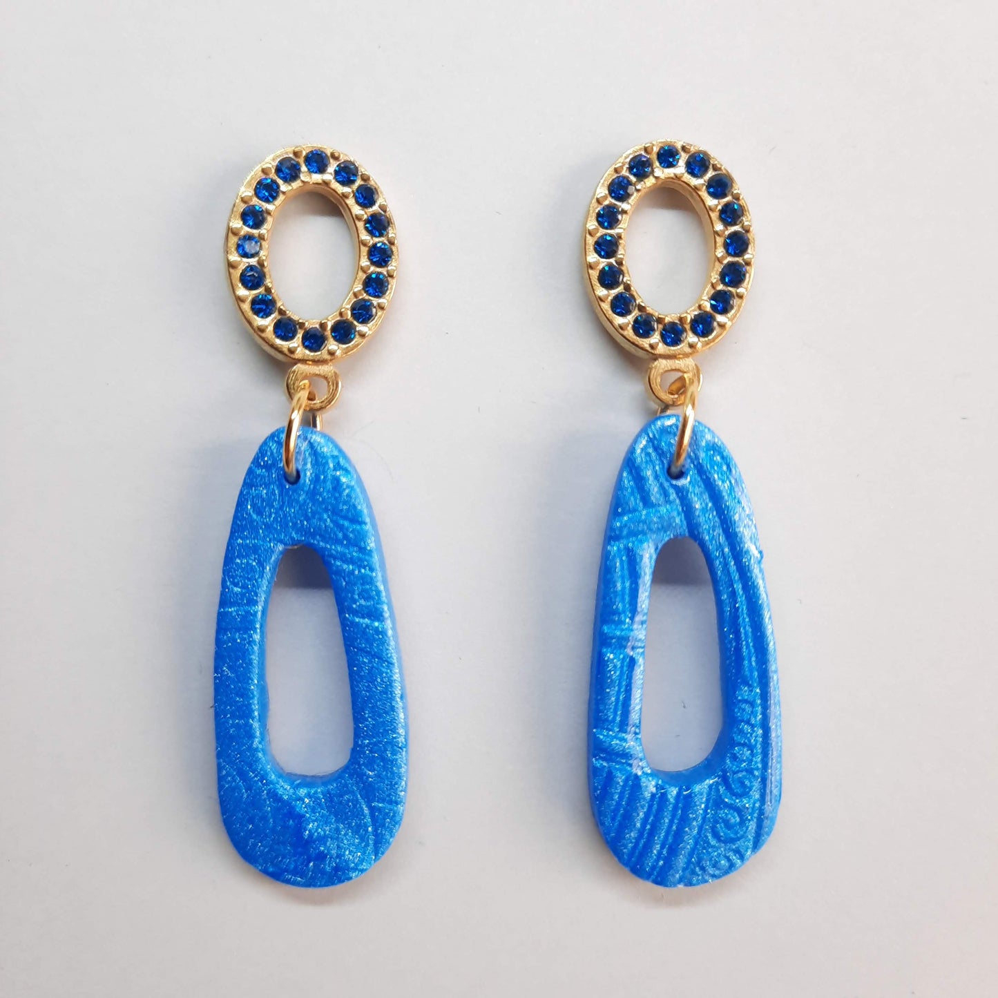 Pendientes Modernos Mediano Azul con Base Dorada y Strass