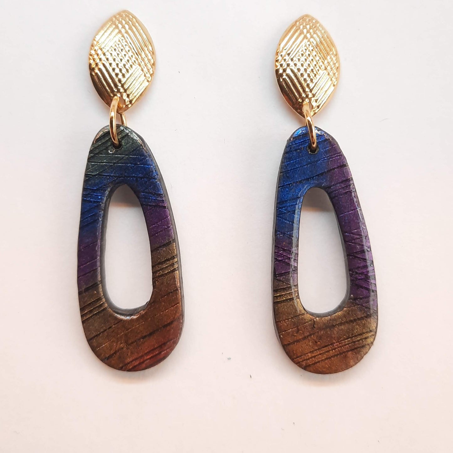 Pendientes Modernos Medianos Labradorita Violeta con Base Dorada
