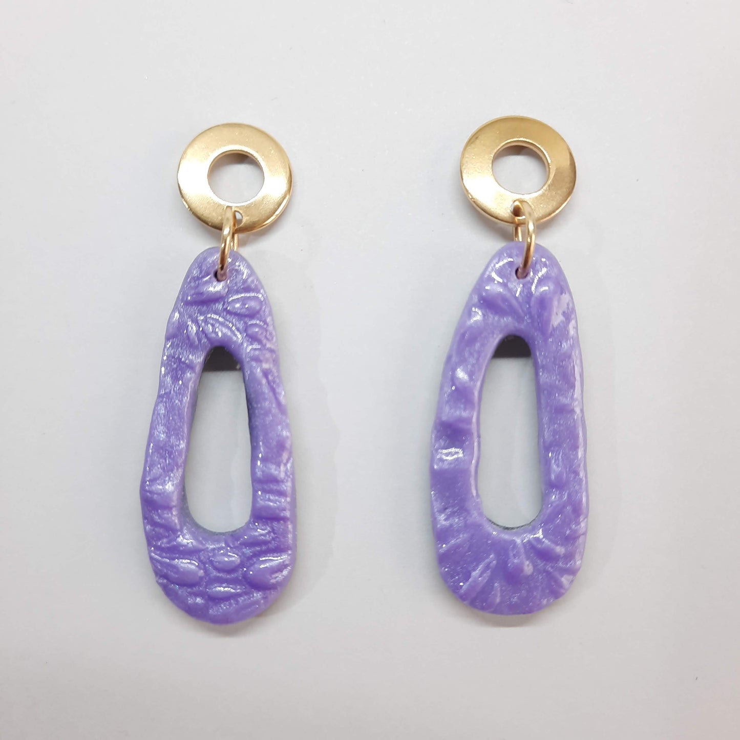 Pendientes Modernos Medianos Lila con Base Dorada