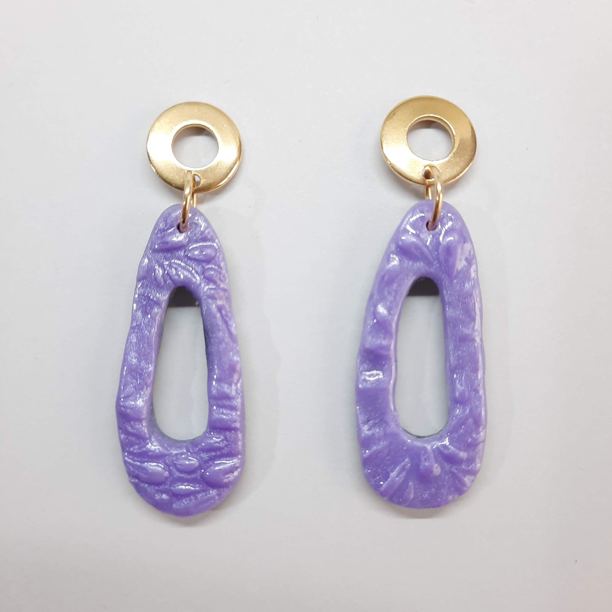 Pendientes Modernos Medianos Lila con Base Dorada