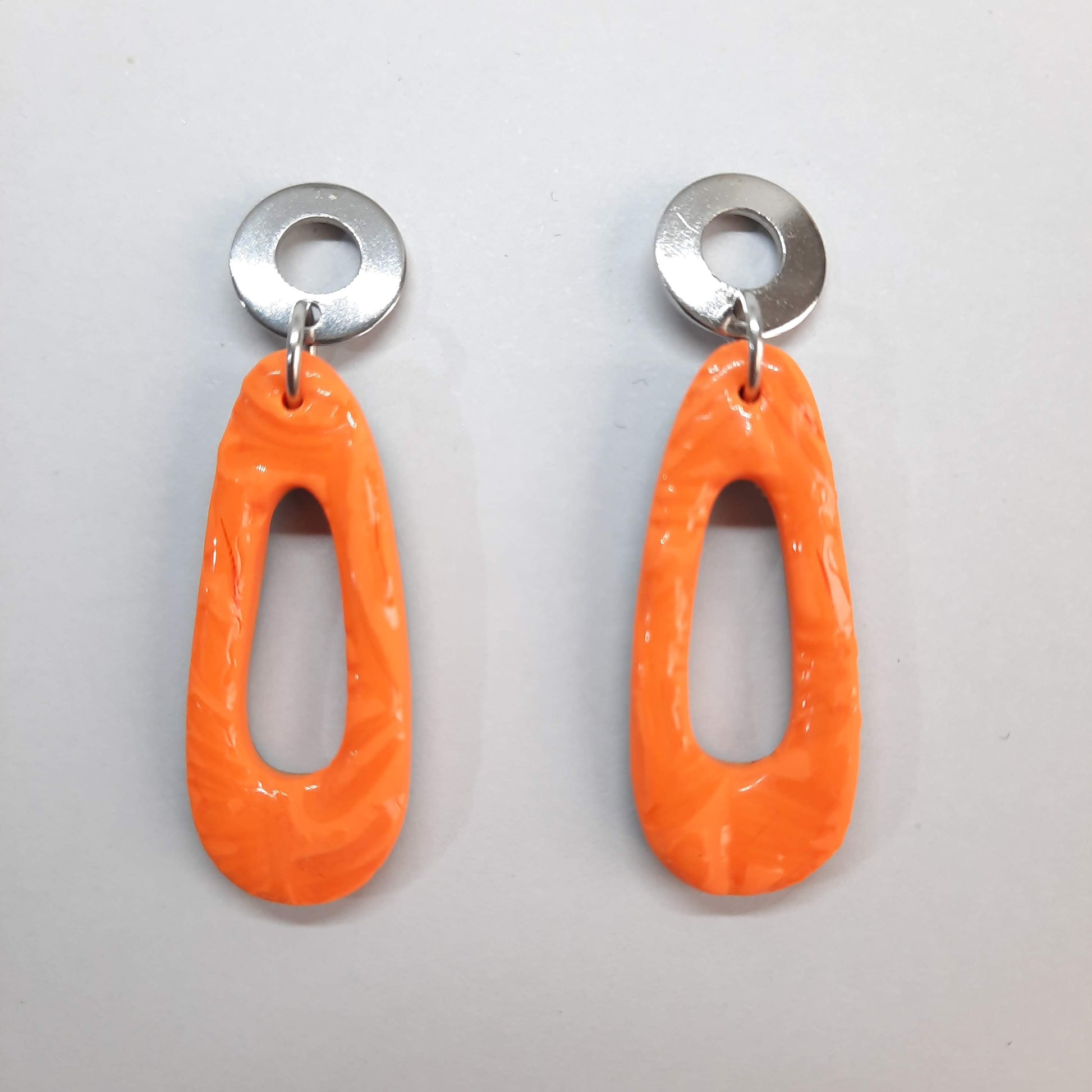 Pendientes Modernos Medianos Naranja con Base Plateada