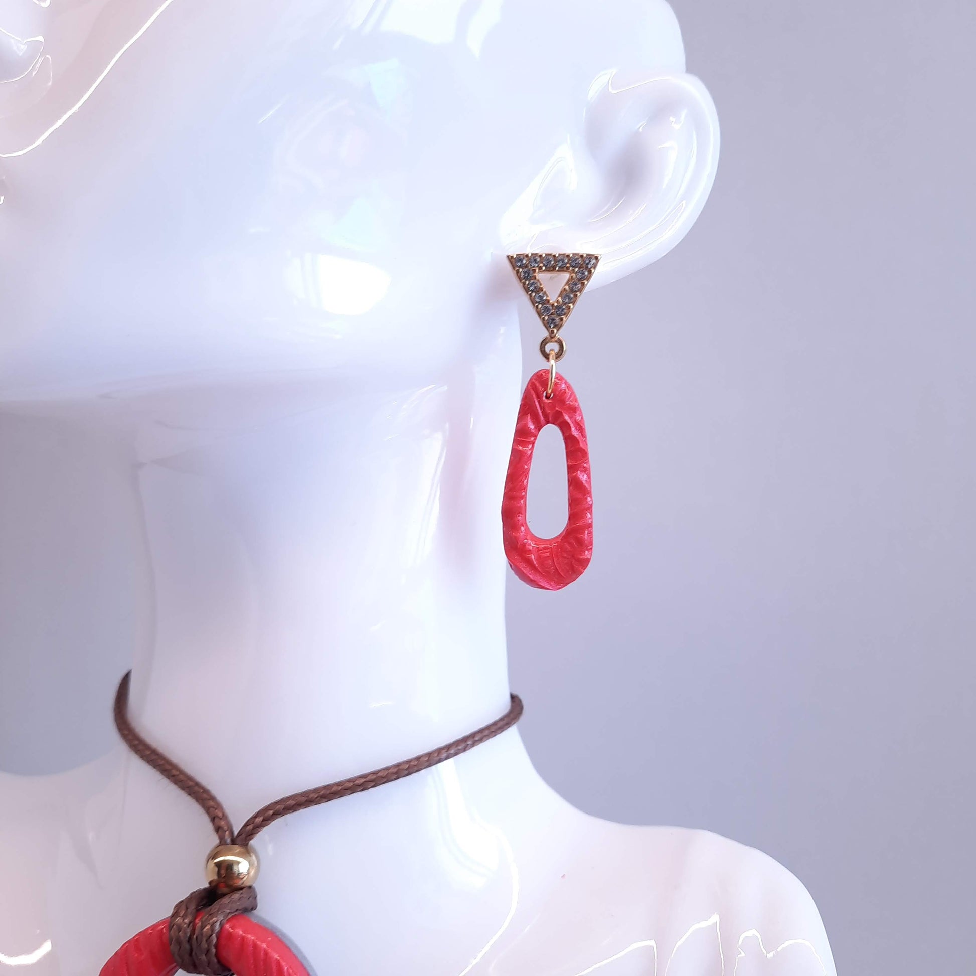 Pendientes Modernos Medianos Rojos con Base Dorada y Strass