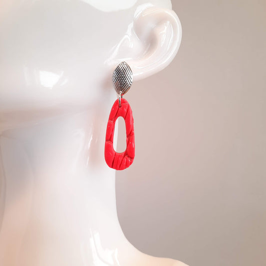 Pendientes Modernos Mediano Rosa Neon con Base Plateada
