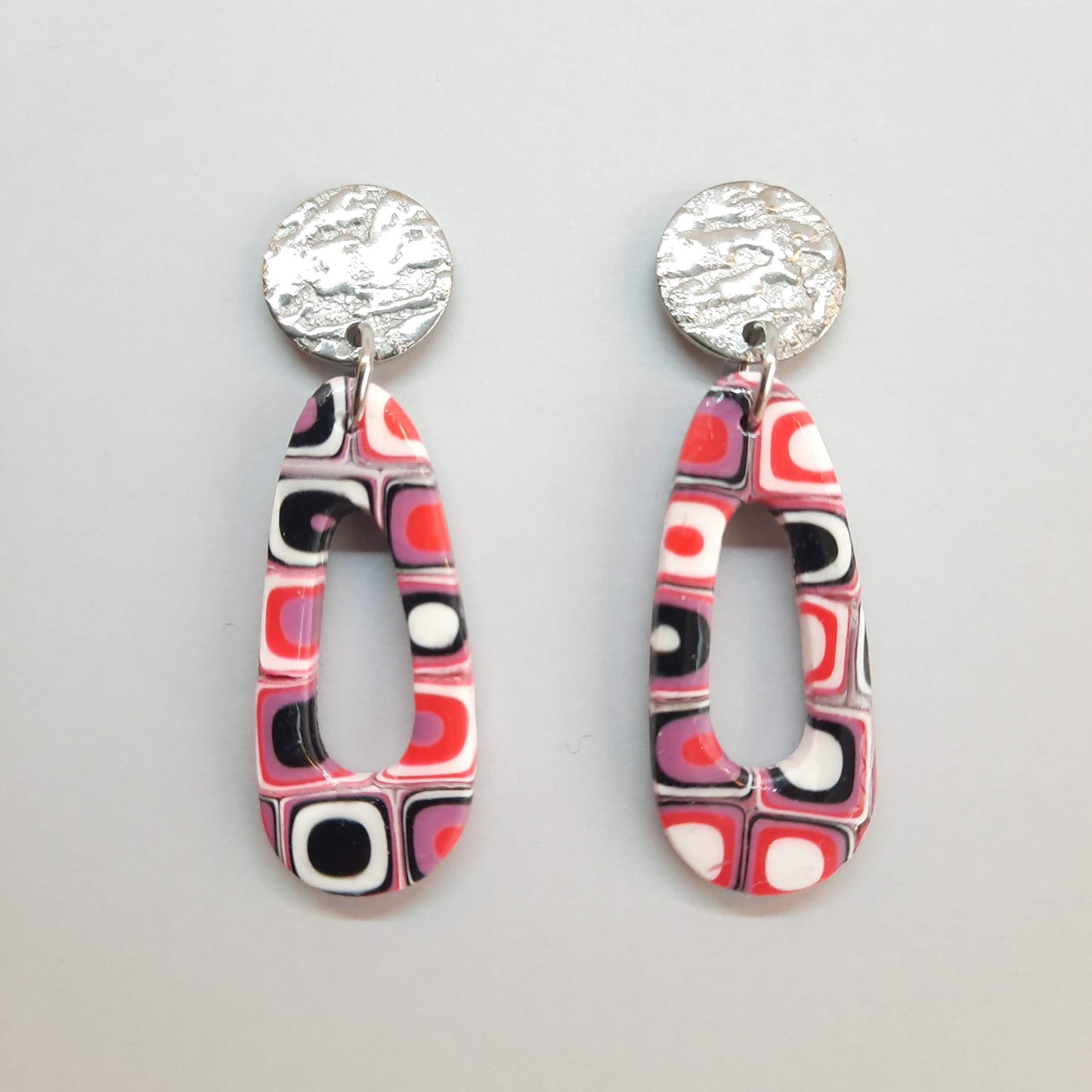 Pendientes Modernos Medianos Rosa Verano con Base Plateada