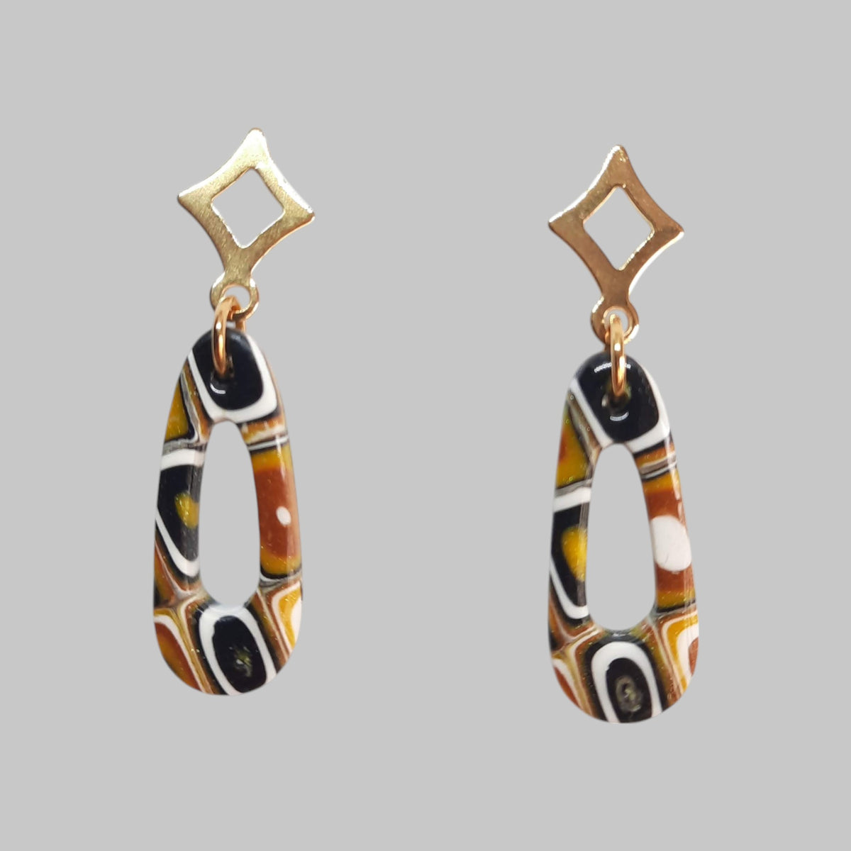 Pendientes Modernos Pequeños Amarillo Antiguo con Base Dorada