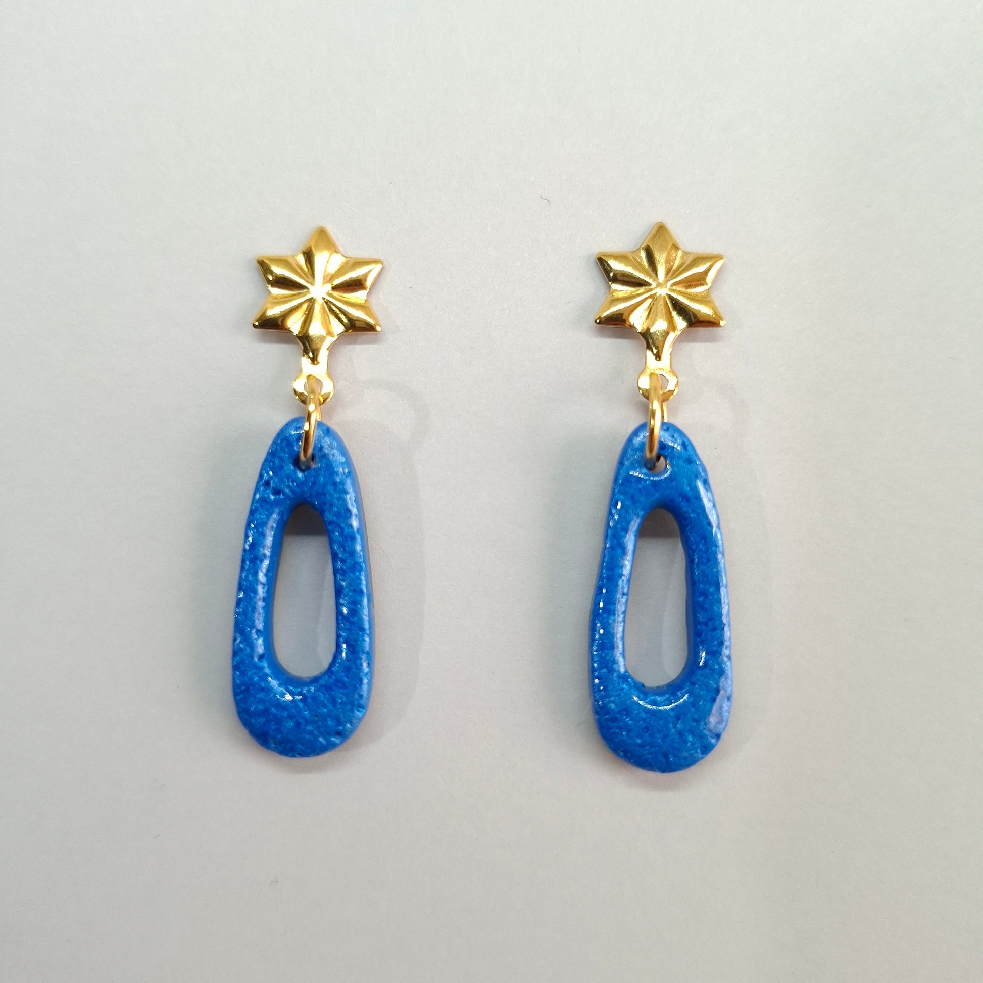 Pendientes Modernos Pequeños Azul con Base Dorada