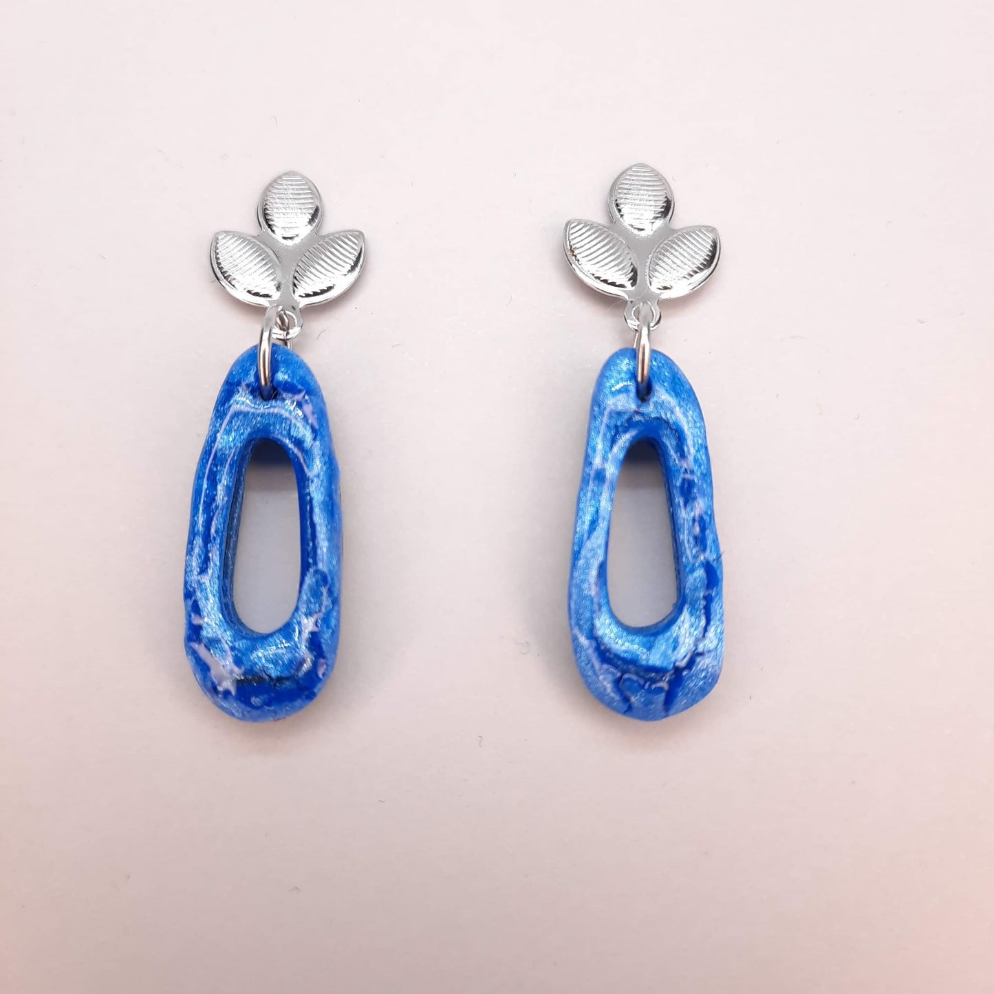 Pendientes Modernos Pequeños Azul con Base Plateada