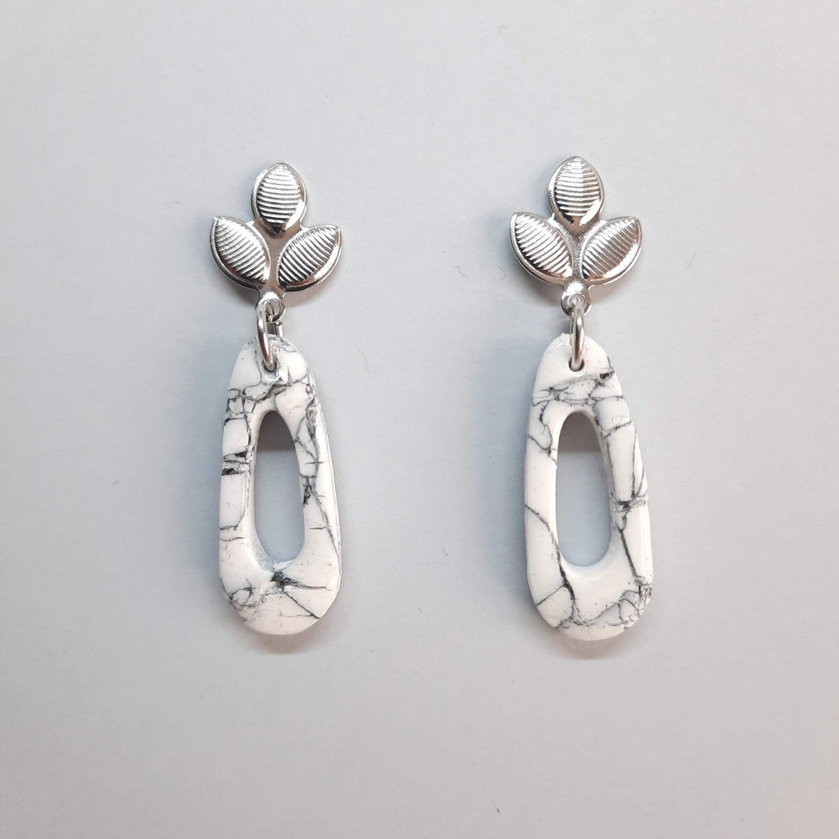 Pendientes Modernos Pequeños Blanco Mármol con Base Plateada
