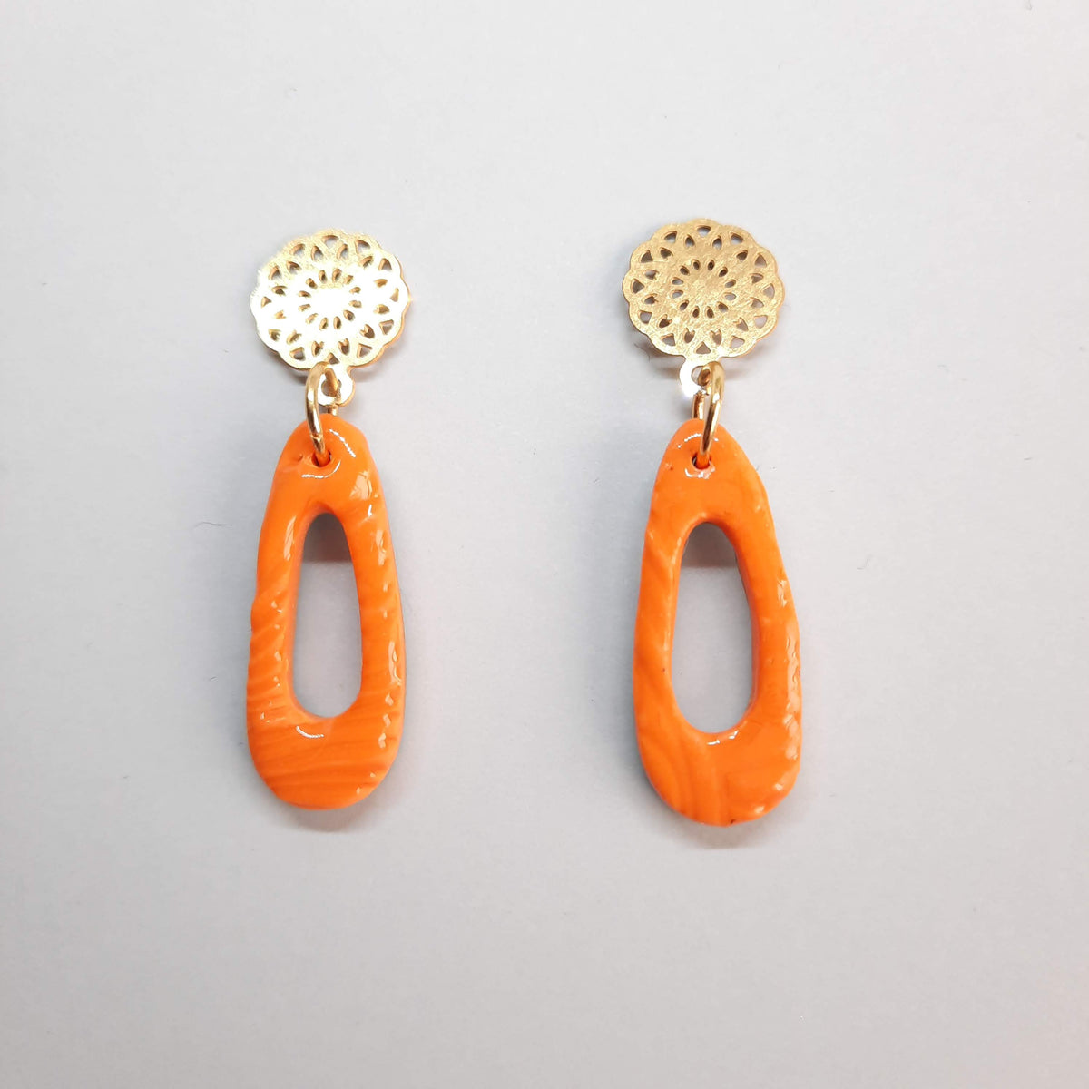 Pendientes Modernos Pequeños Naranja con Base Dorada