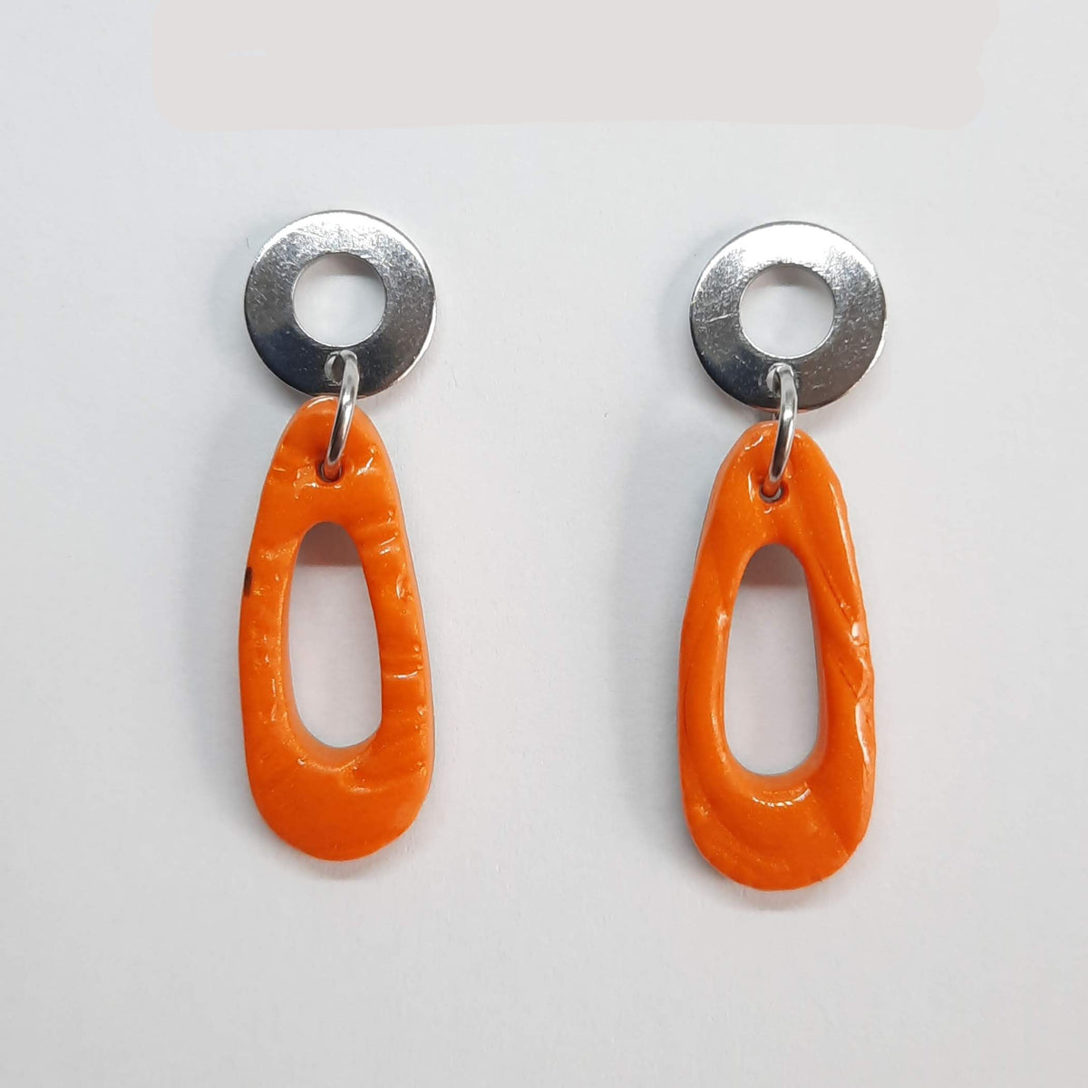 Pendientes Modernos Pequeños Naranja con Base Plateada