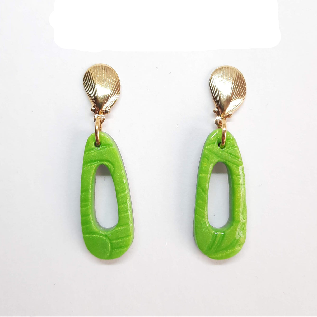Pendientes Modernos Pequeños Verde con Base Dorada