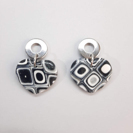 Pendientes Corazón Ancho Pequeños Negro Blanco con Base Acero