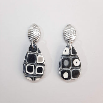 Pendientes Gota Medianos Negro Blanco con Base Acero