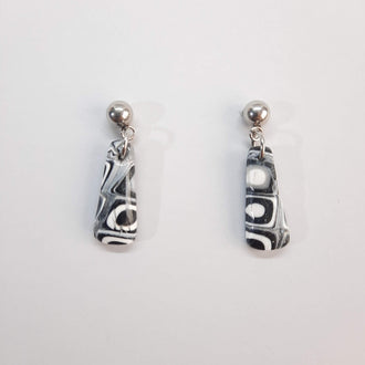 Pendientes Trapecio Pequeños Negro Blanco con Base Acero