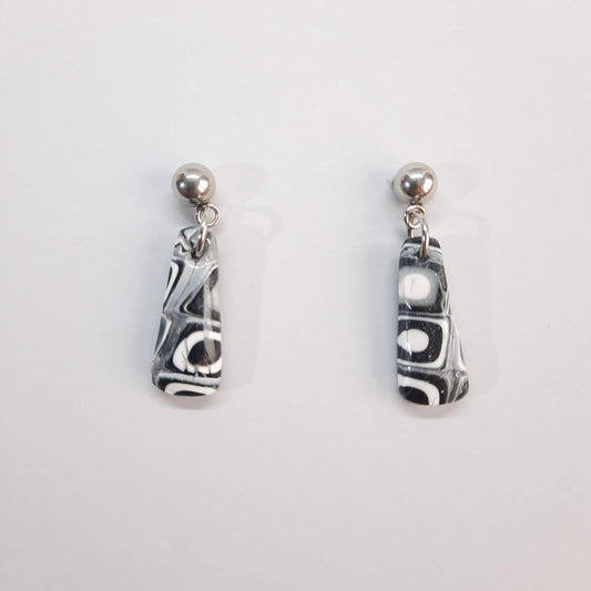Pendientes Trapecio Pequeños Negro Blanco con Base Acero