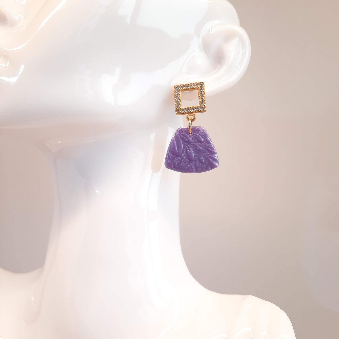 Pendientes Osaka Lila con Base Dorada y Strass