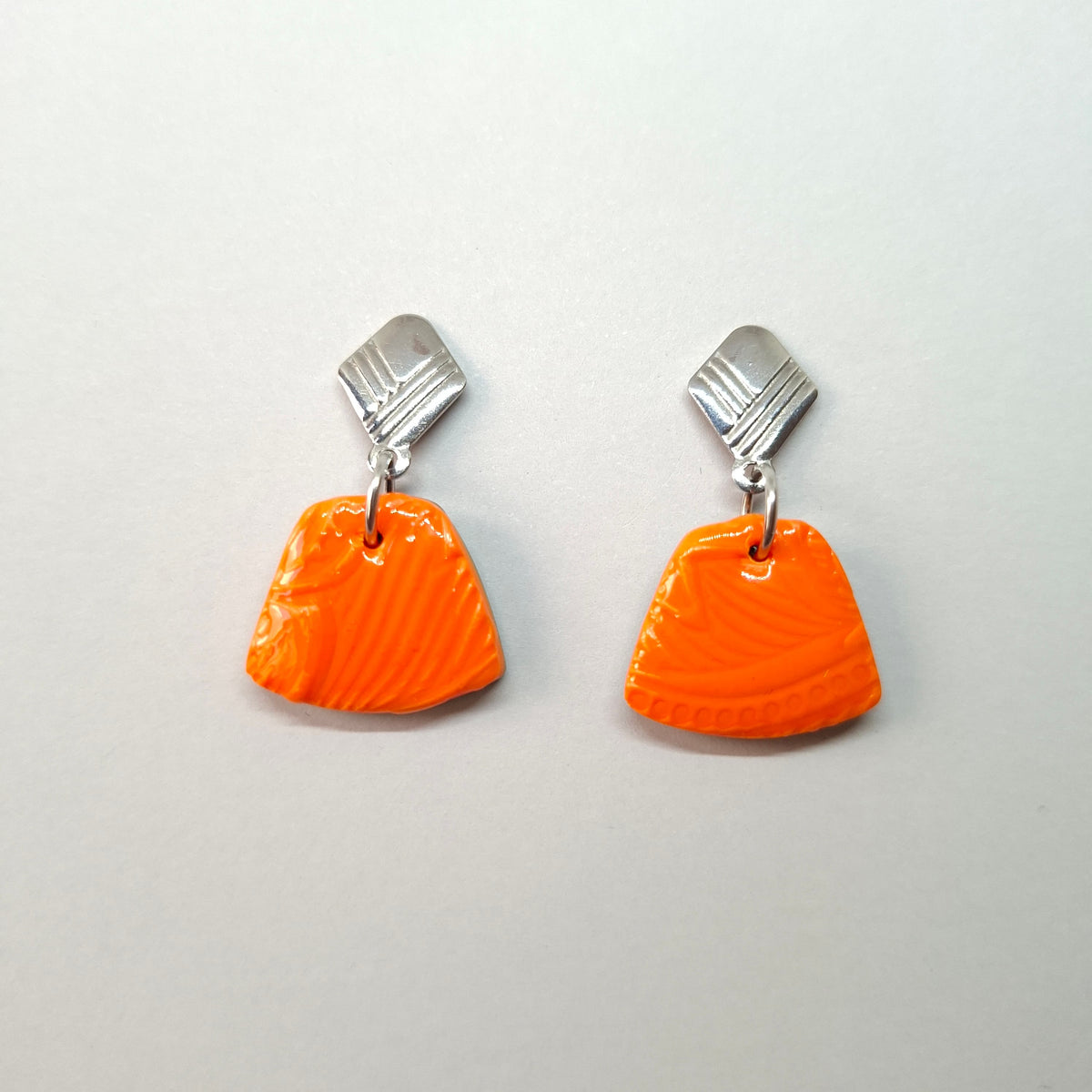 Pendientes Osaka Naranja Con Base Plateada
