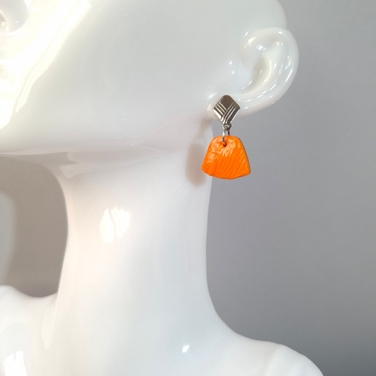 Pendientes Osaka Naranja Con Base Plateada
