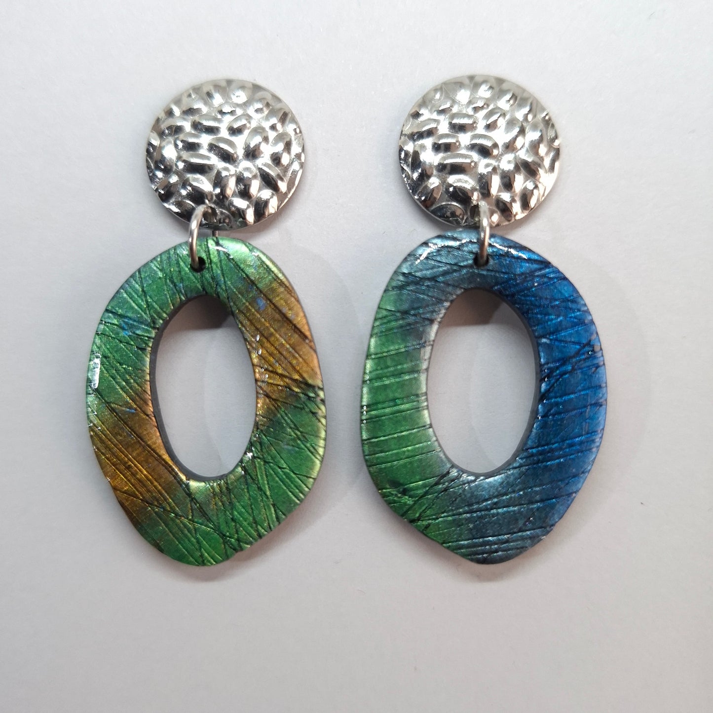 Pendientes Ovalados Labradorita Azul con Base Plateada