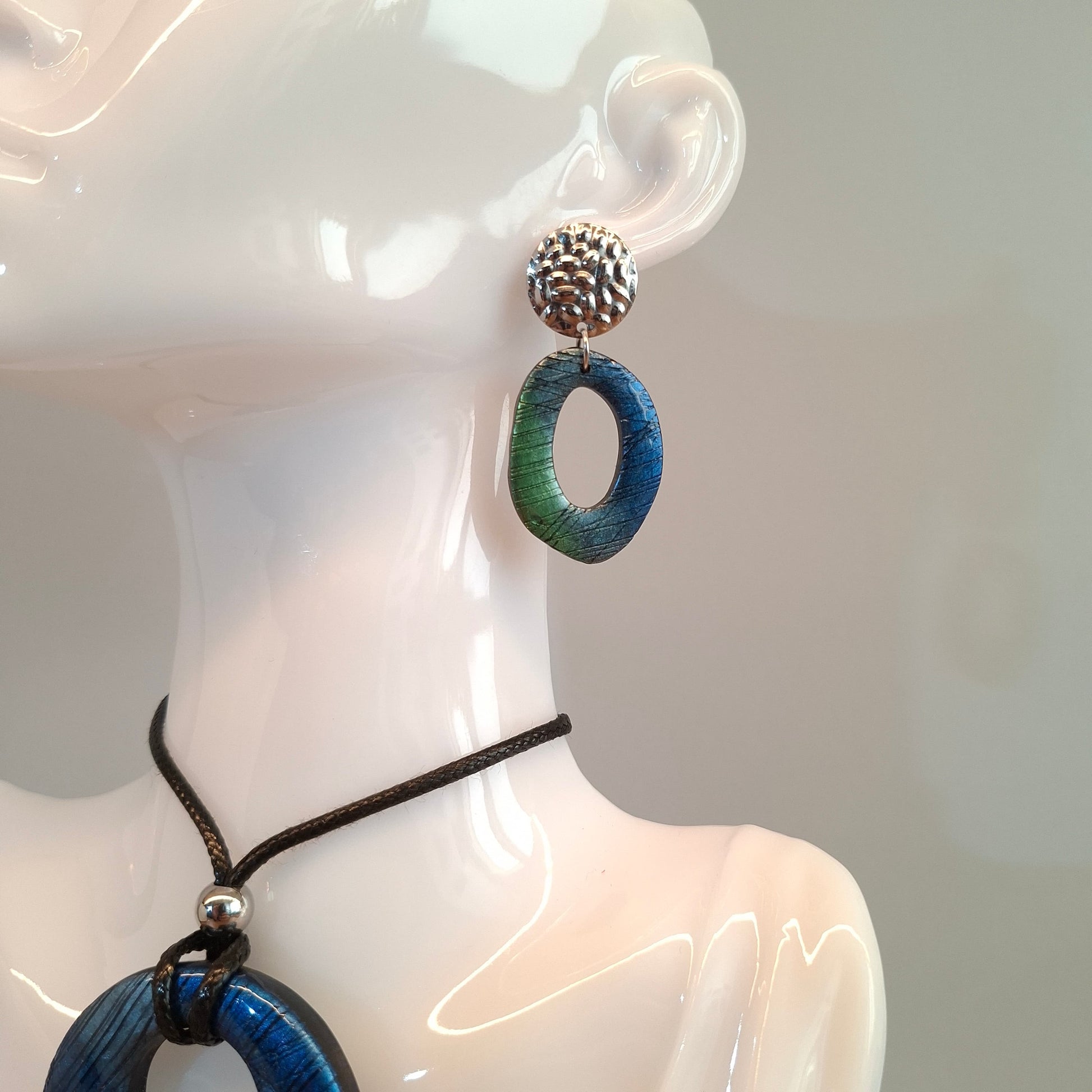 Pendientes Ovalados Labradorita Azul con Base Plateada