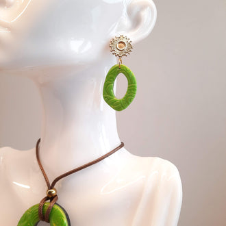 Pendientes Ovalado Verde con Base Dorada