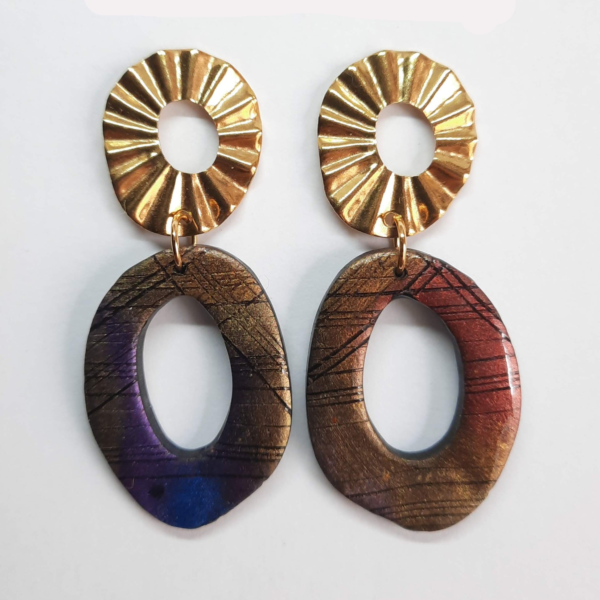 Pendientes Ovalados Labradorita Violeta con Base Dorada