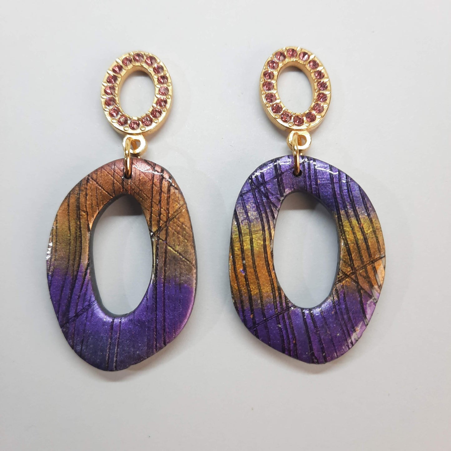 Pendientes Ovalados Labradorita Violeta Con Base Dorada Y Strass