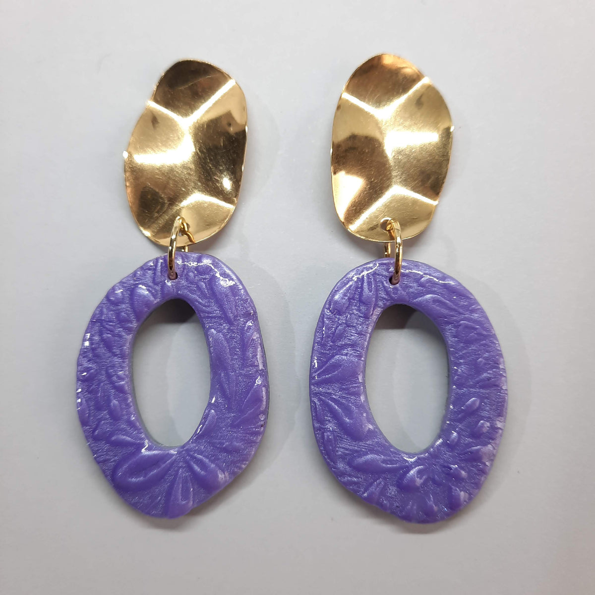 Pendientes Ovalados Lila con Base Dorada
