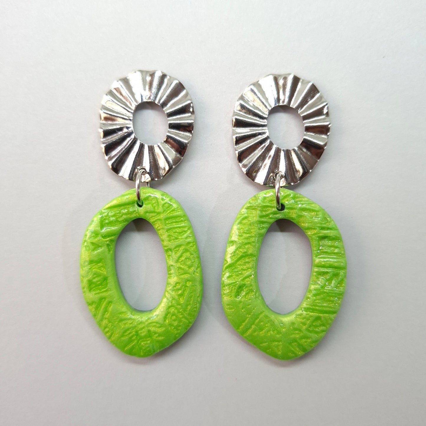 Pendientes Ovalados Verde Con Base Plateada