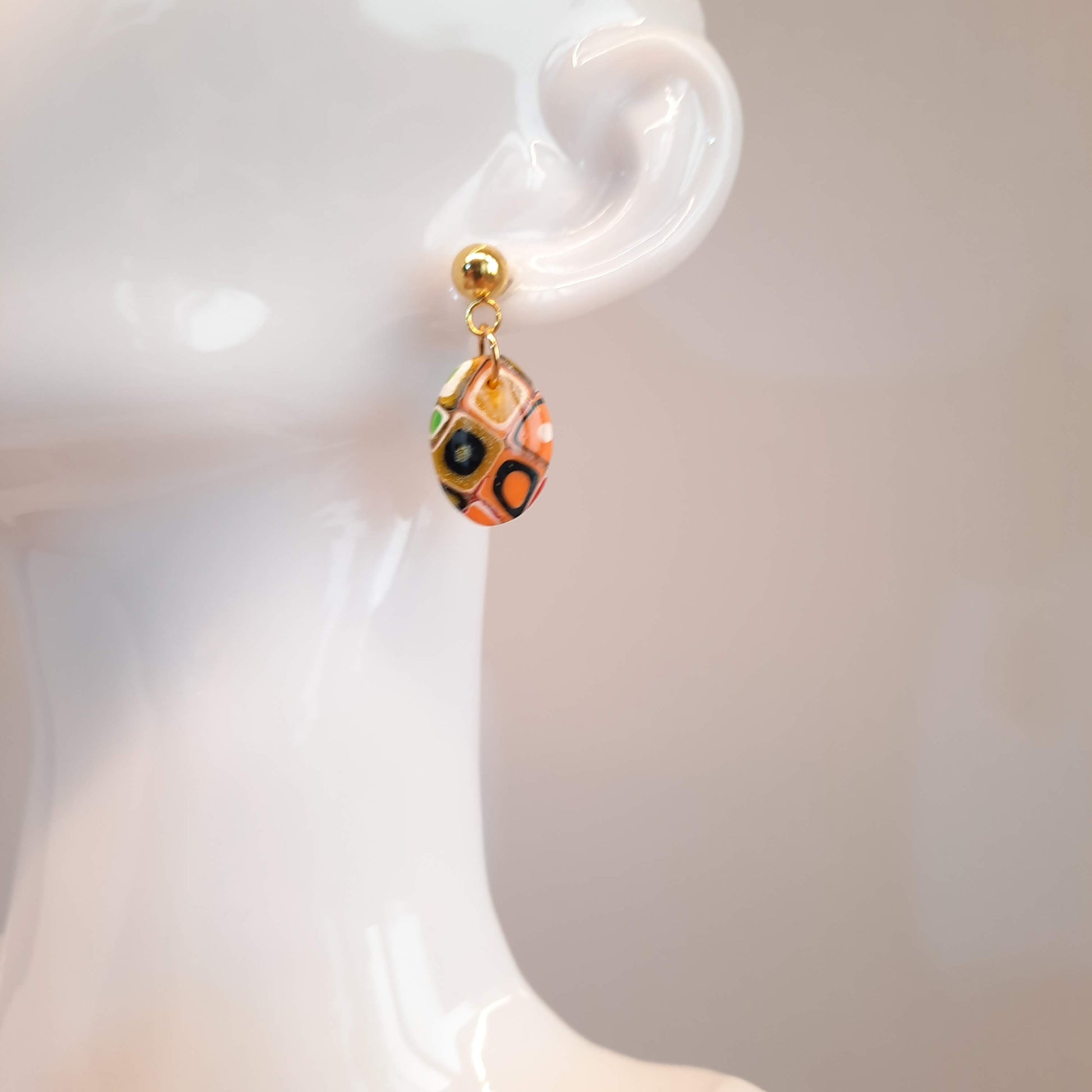 Pendientes Óvalo Arcoíris Con Base Dorada