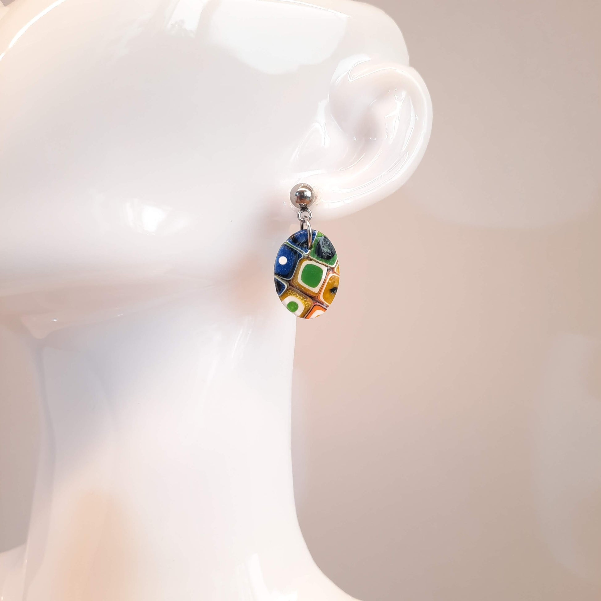 Pendientes Óvalo Arcoíris Con Base Plateada