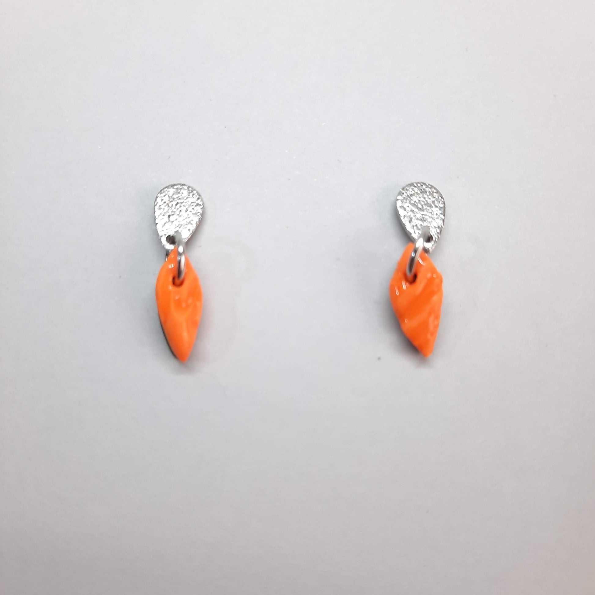 Pendientes Pequeñitos Naranja con Base Plateada