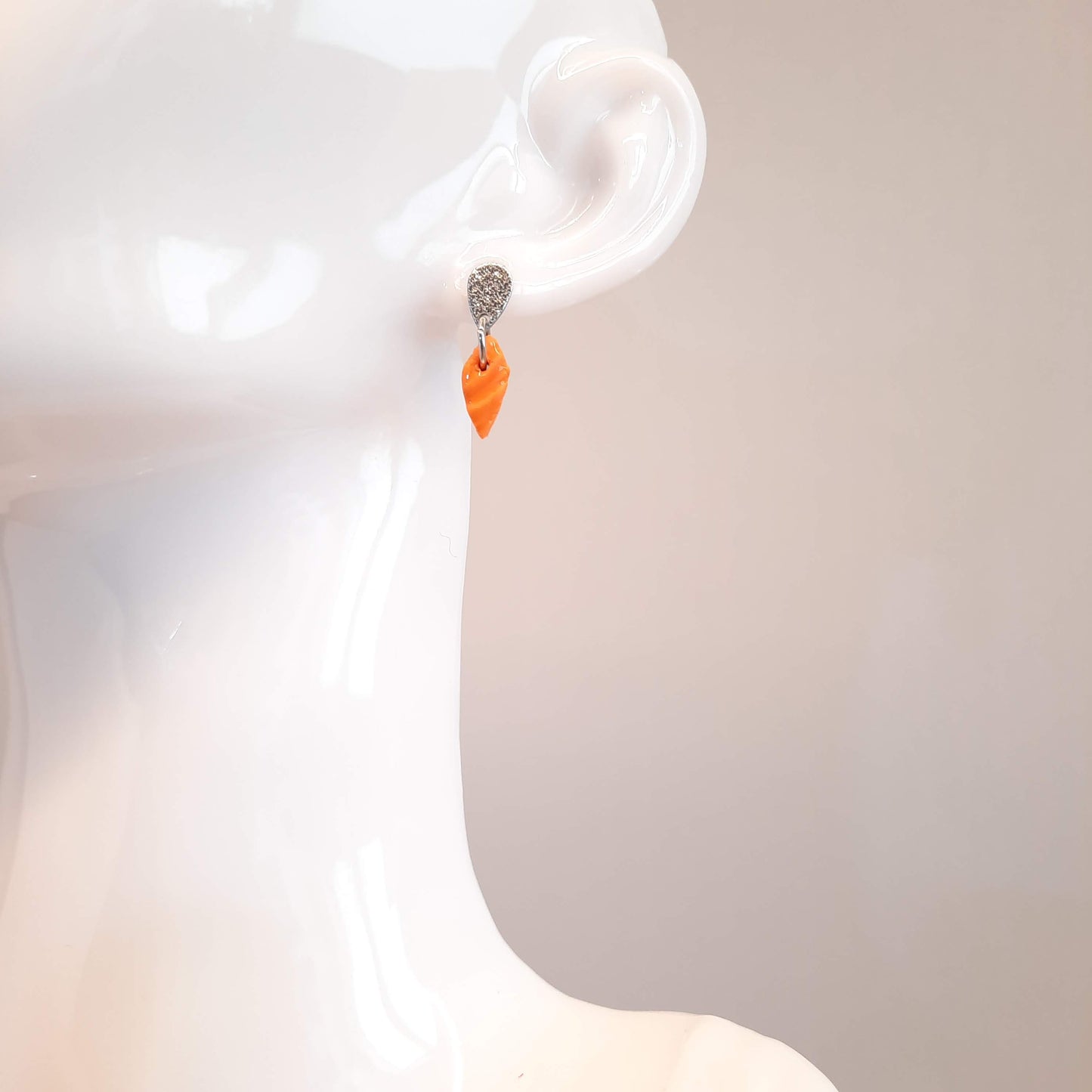 Pendientes Pequeñitos Naranja con Base Plateada