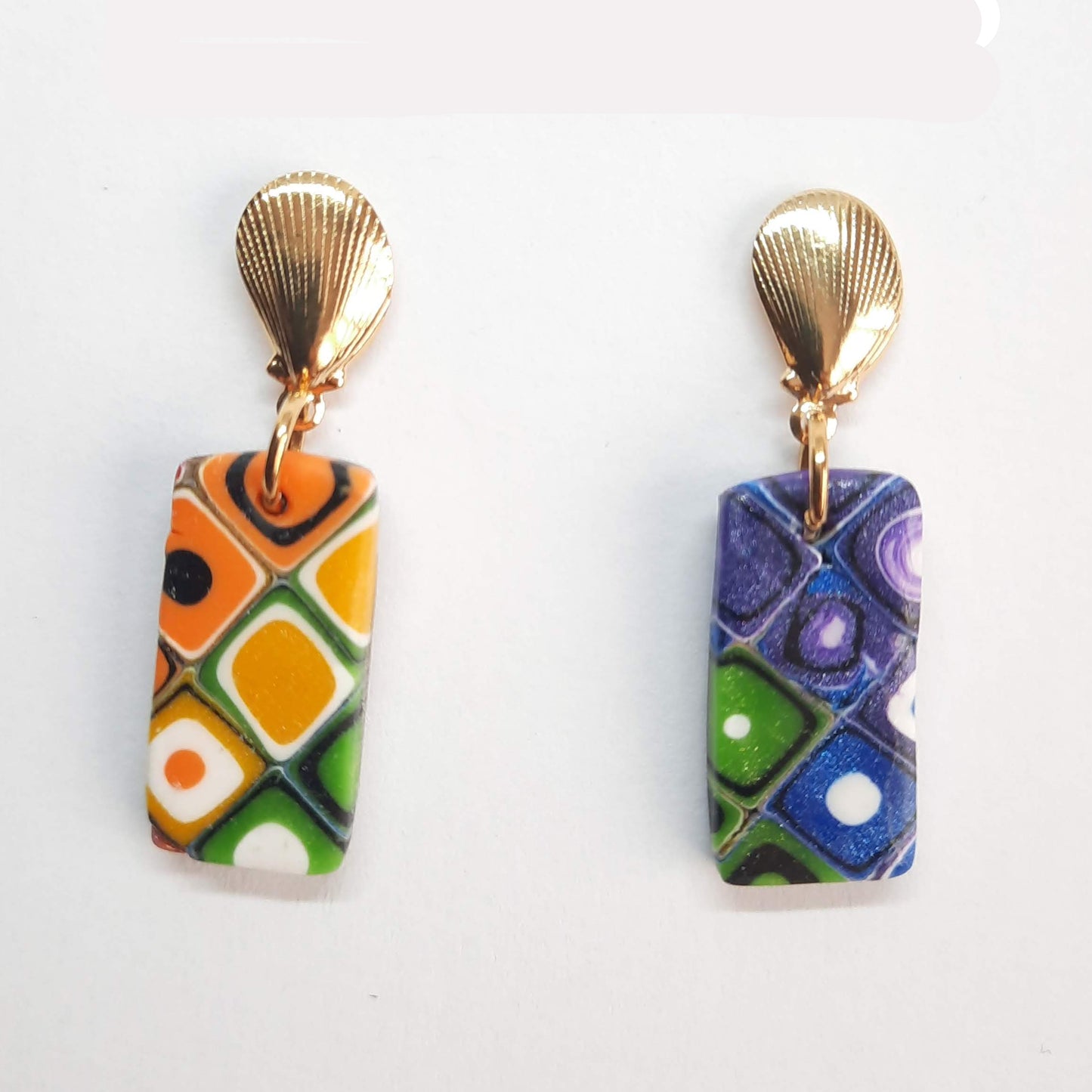 Pendientes Rectangular Arcoíris con Base Dorada