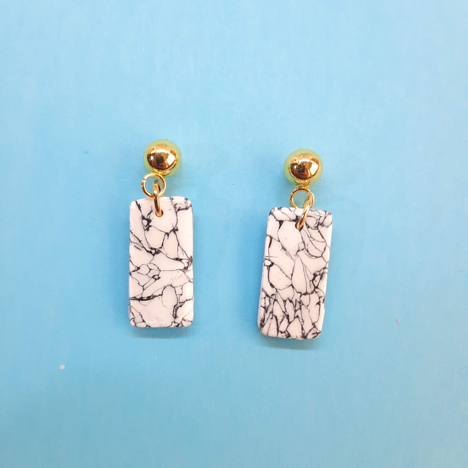 Pendientes Rectangular Blanco Mármol con Base Dorada