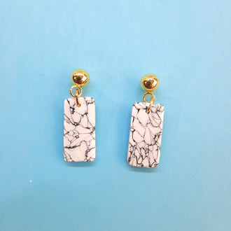Pendientes Rectangular Blanco Mármol con Base Dorada
