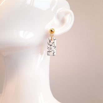 Pendientes Rectangular Blanco Mármol con Base Dorada