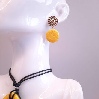 Pendientes Redondos Medianos Amarillos con Base Dorada