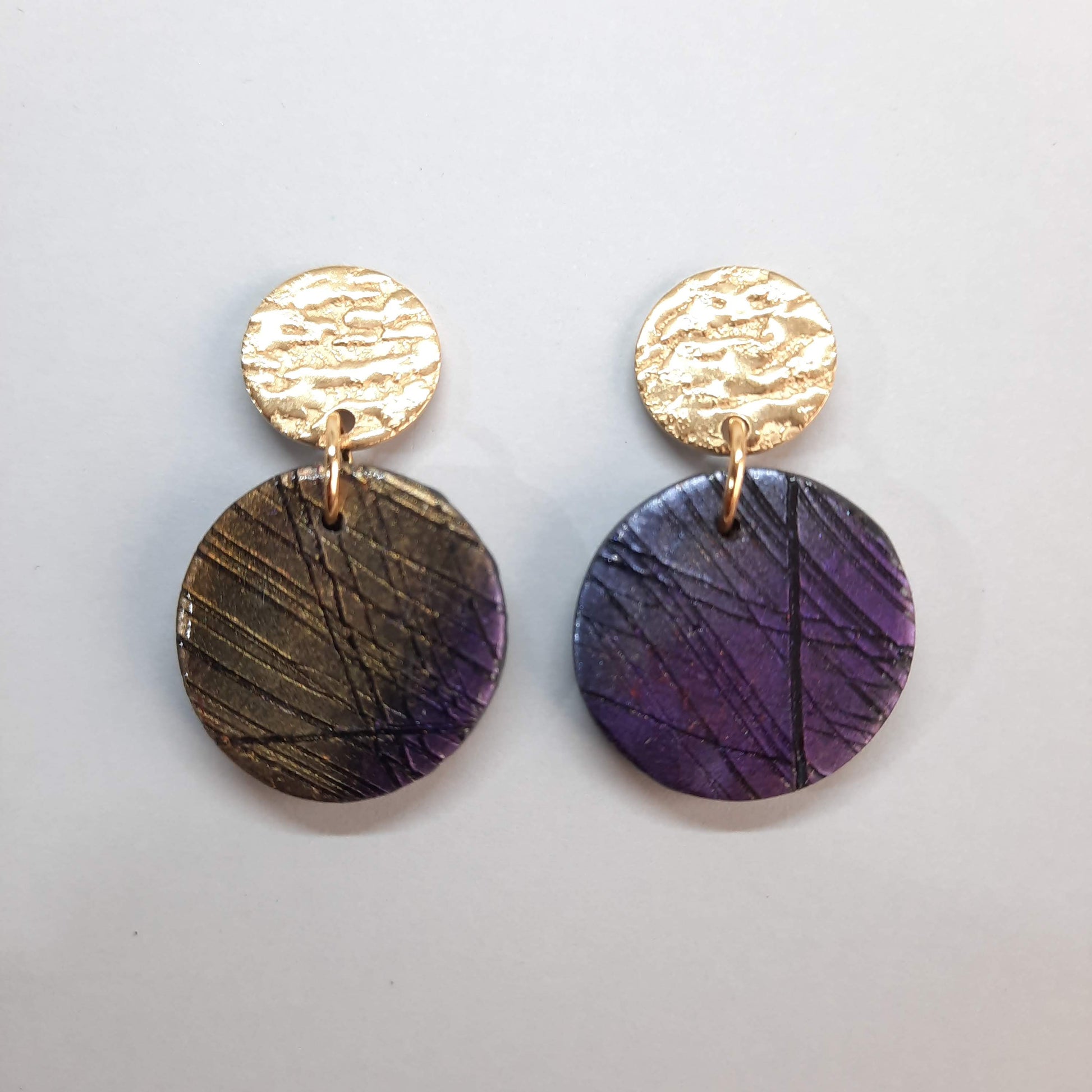 Pendientes Redondos Medianos Labradorita Violeta con Base Dorada
