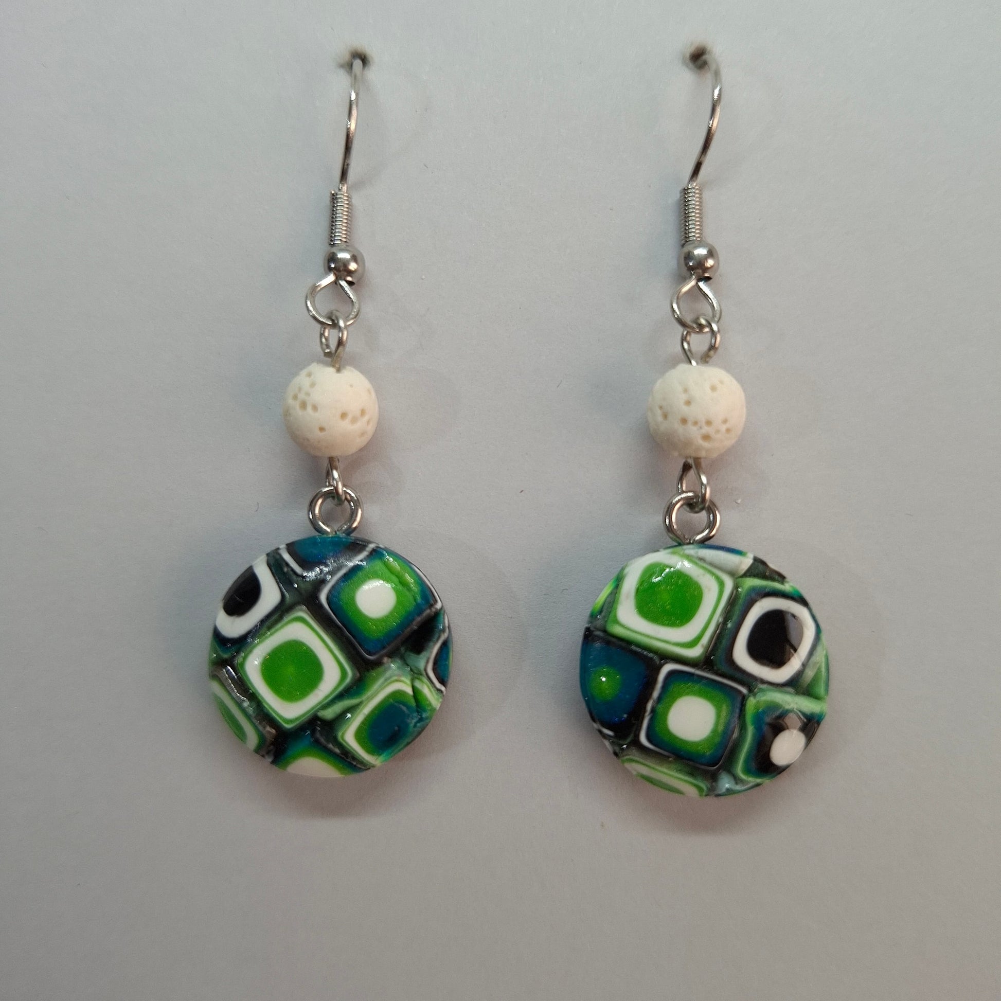 Pendientes Redondos Mosaico Verde Con Cuentas De Lava
