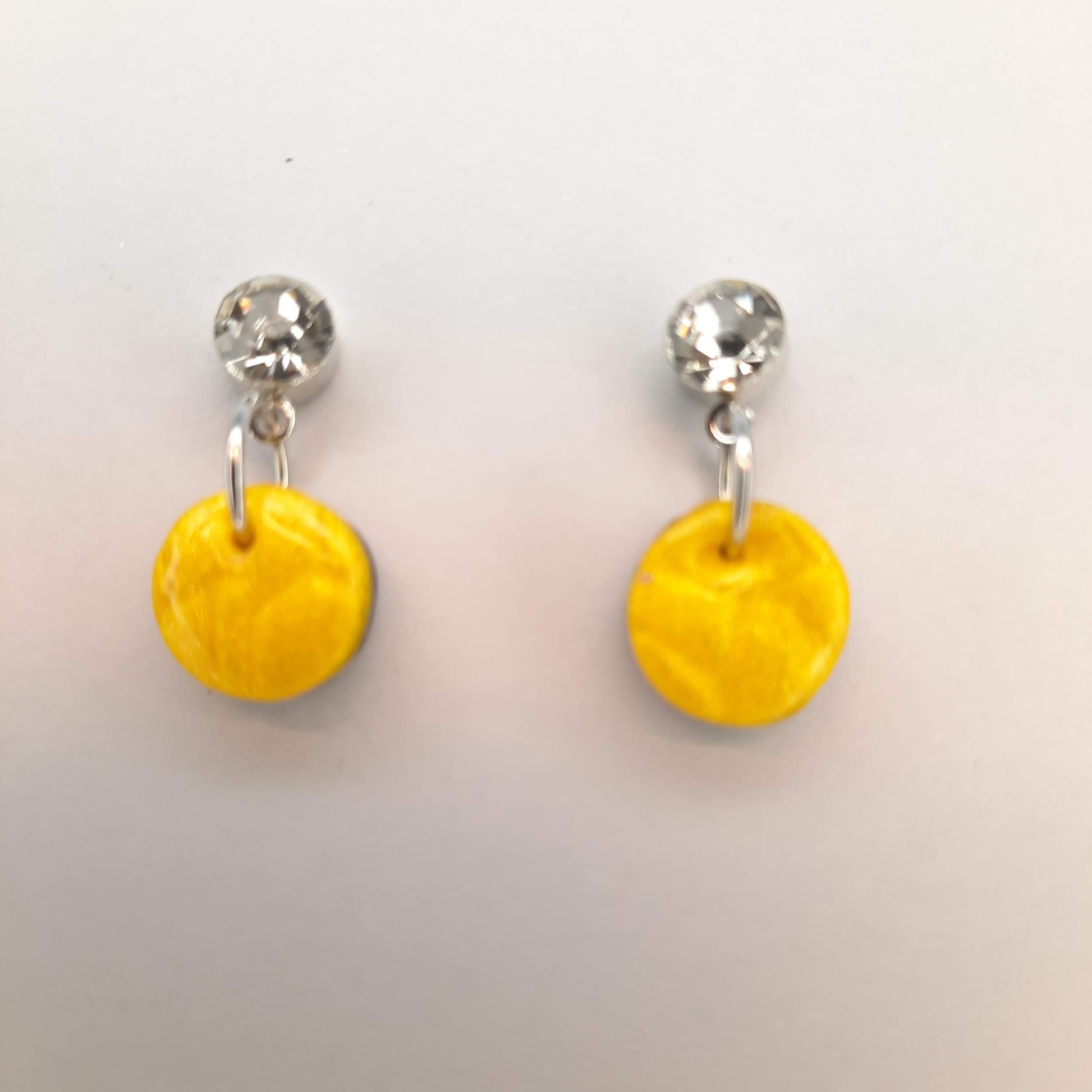 Pendientes Redondos Pequeños Amarillos Con Base Plateada y Strass