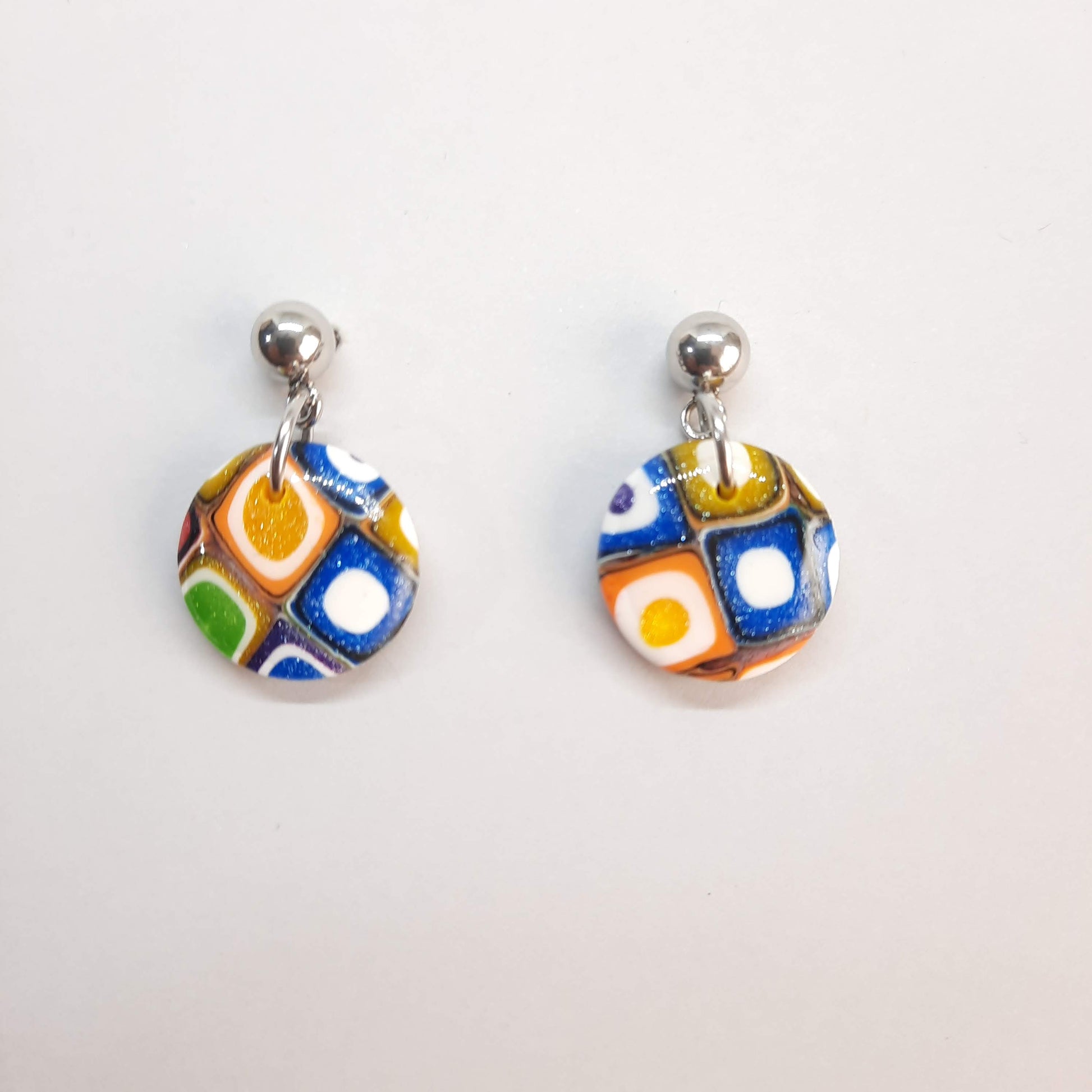 Pendientes Redondos Pequeños Arcoíris Con Base Plateada