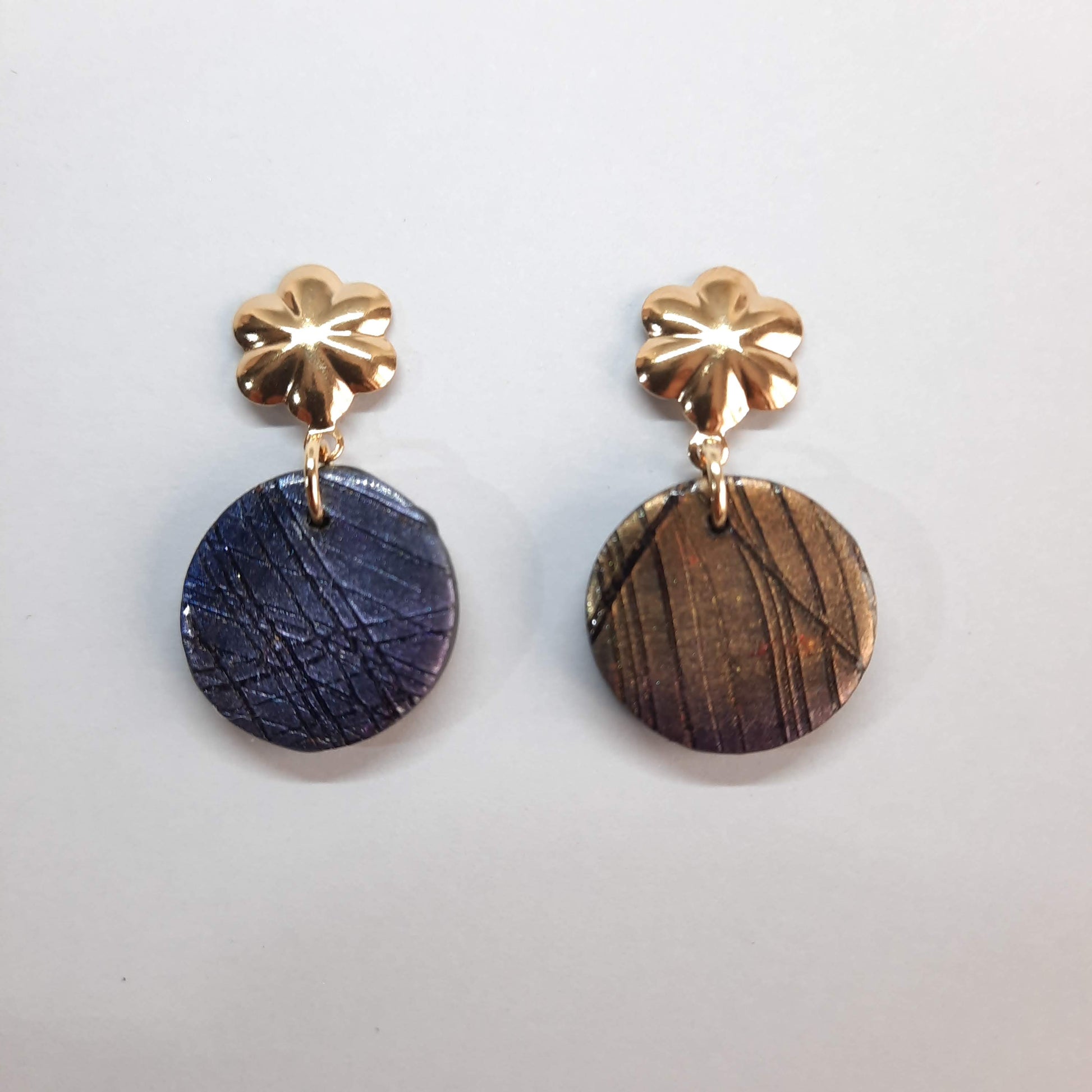 Pendientes Redondos Pequeños Labradorita Violeta con Base Dorada