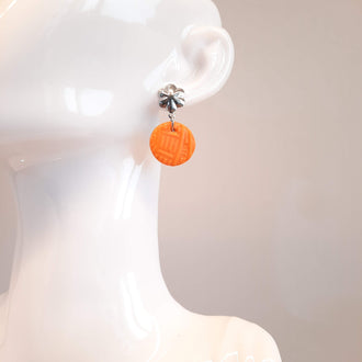 Pendientes Redondos Pequeños Naranja con Base Plateada